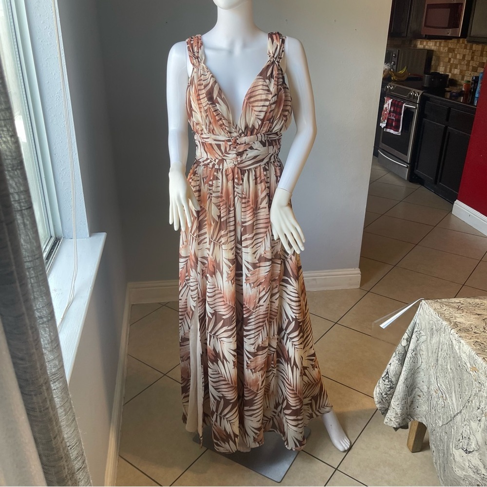 New Women’s tropical leaf maxi dress 
Size Large 
New 
Brand is Forever 21